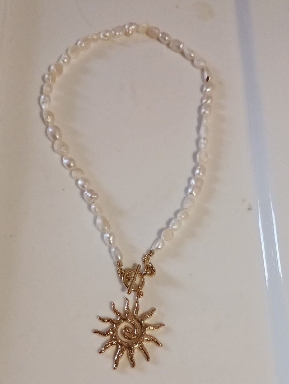 Gorgeous! ⚜️Goldtone🌞 Sun Pearl Pendant Necklace - White Faux Freshwater Pearls - Picture 7 of 7